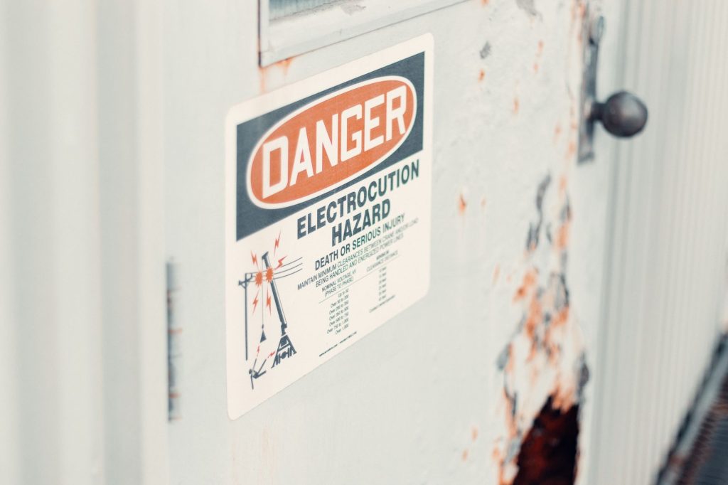 Danger grave et imminent : signalisation de risque sur un site industriel