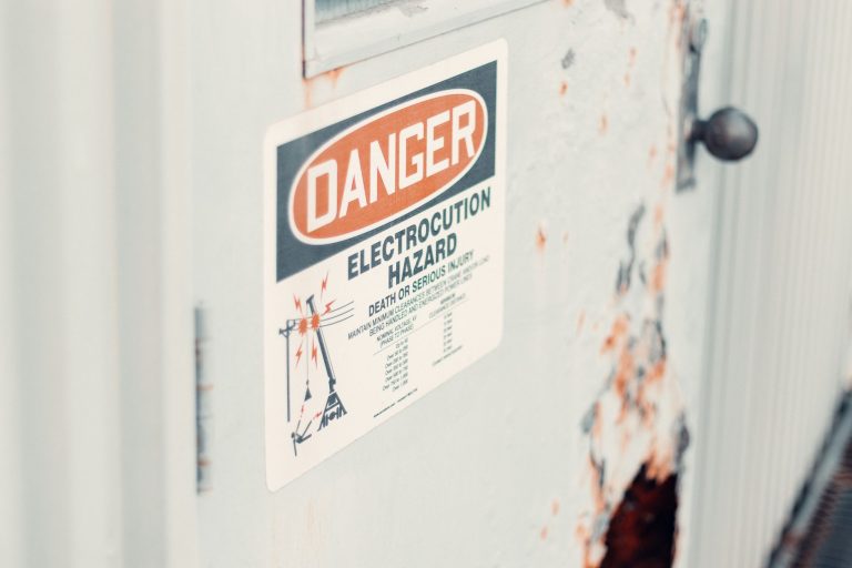 Danger grave et imminent : signalisation de risque sur un site industriel