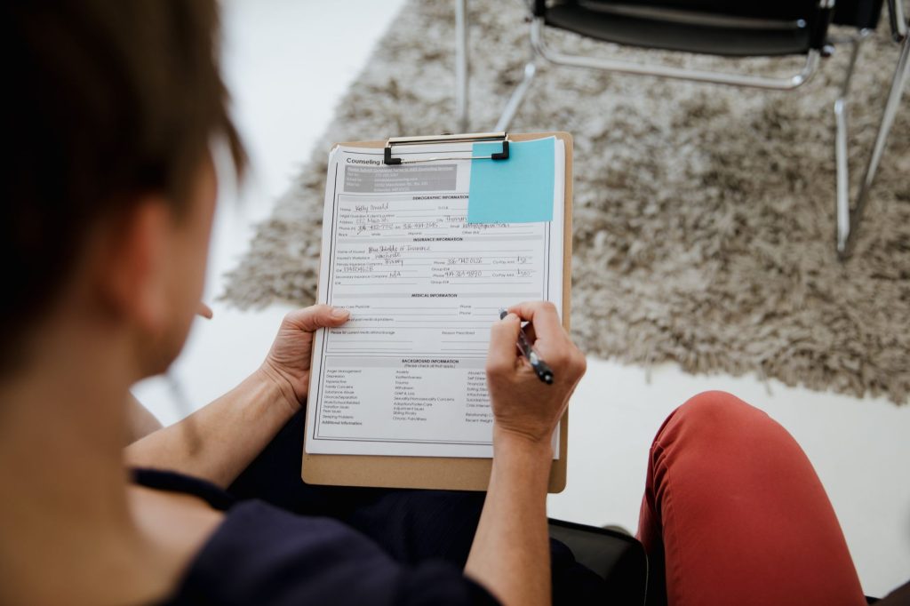 Baromètre QVCT : salariée remplissant un questionnaire anonyme