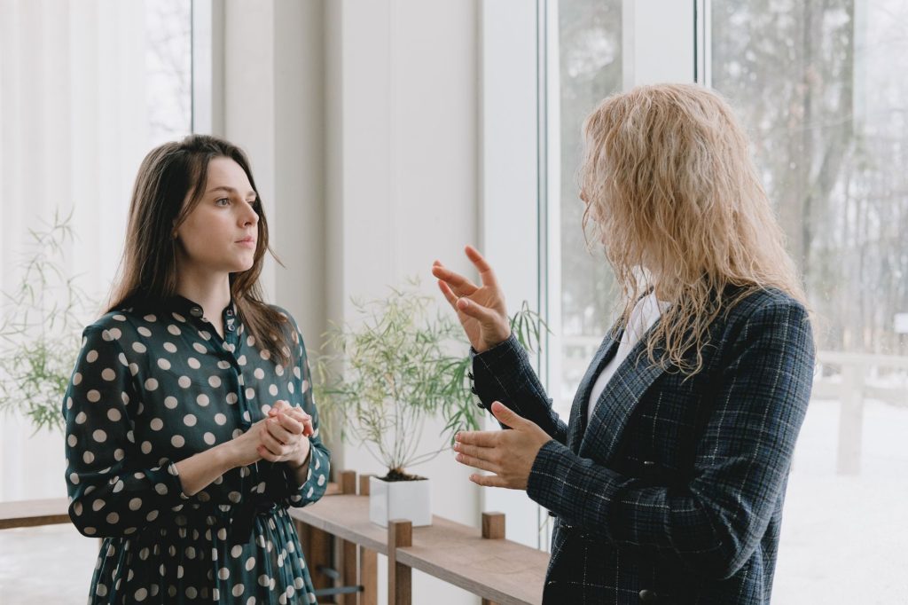 Communication non violente : deux collègues dans une conversation difficile