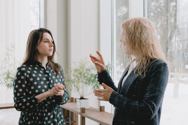 Communication non violente : deux collègues dans une conversation difficile