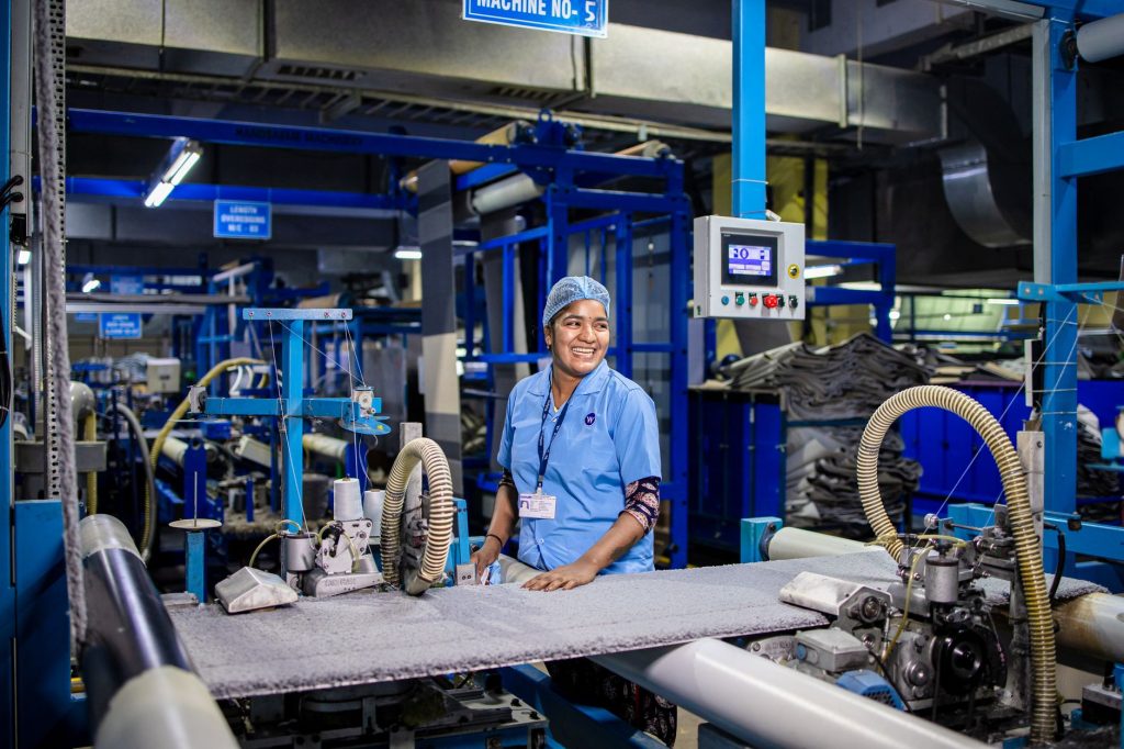 Mise à jour du DUERP : opérateur travaillant sur une machine de production récemment installée