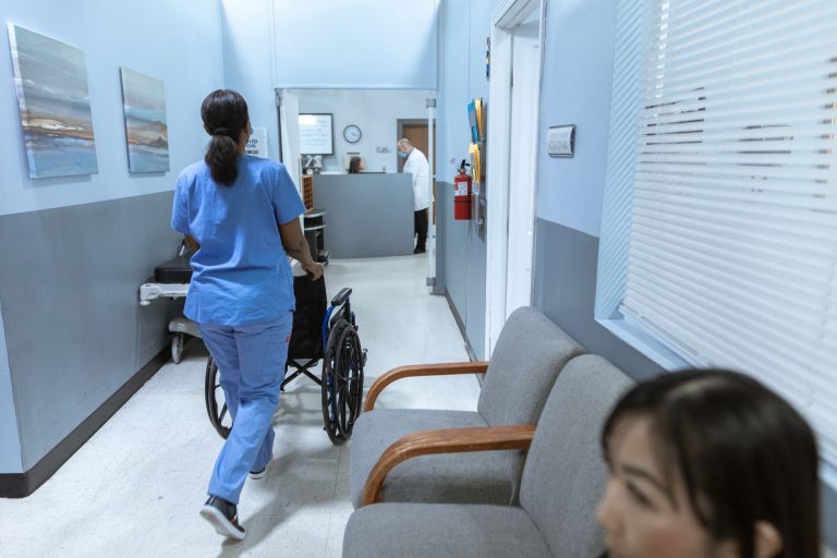 DUERP secteur santé : soignante en établissement de santé