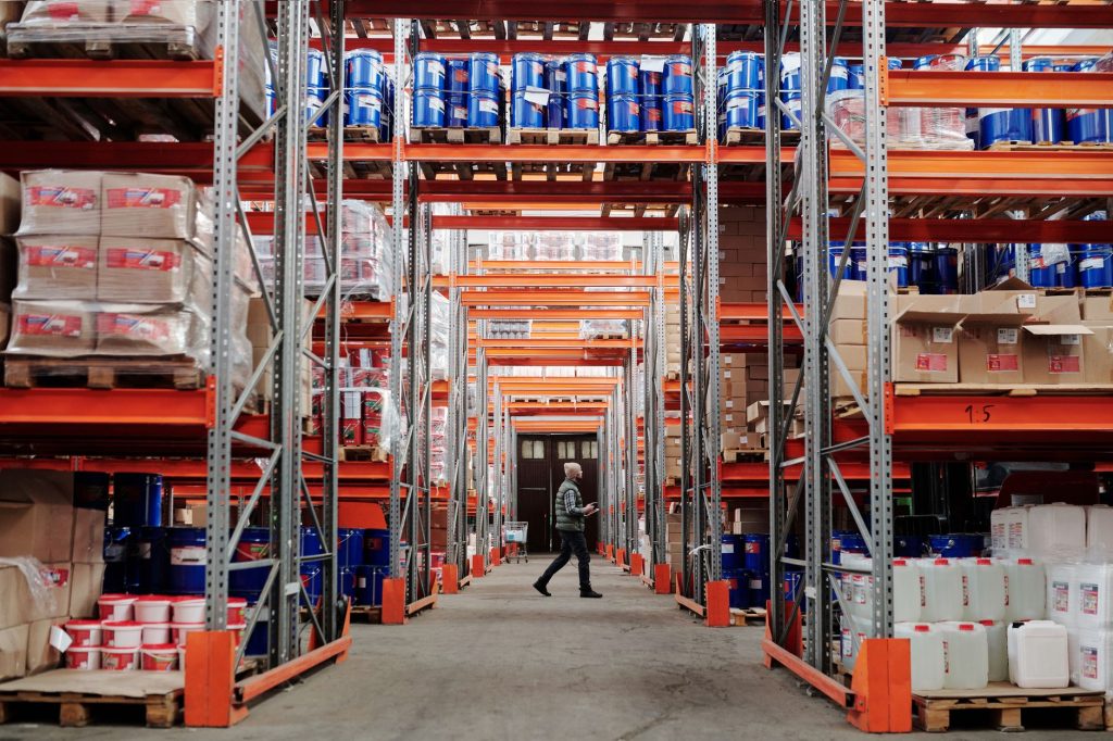 Créer son DUERP : allées de stockage et rayonnages dans un entrepôt