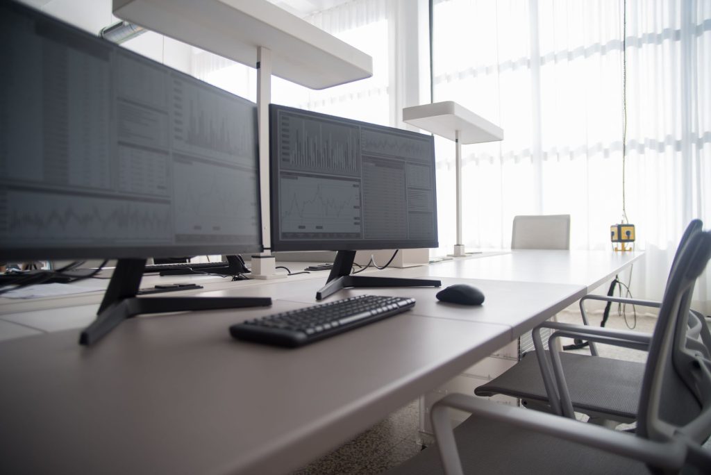 Ergonomie au poste de travail : poste informatique réglé avec écran et clavier