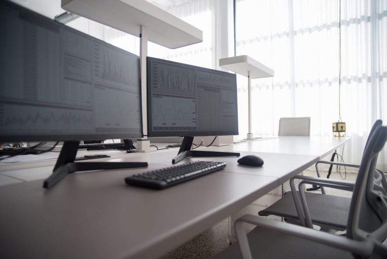 Ergonomie au poste de travail : poste informatique réglé avec écran et clavier