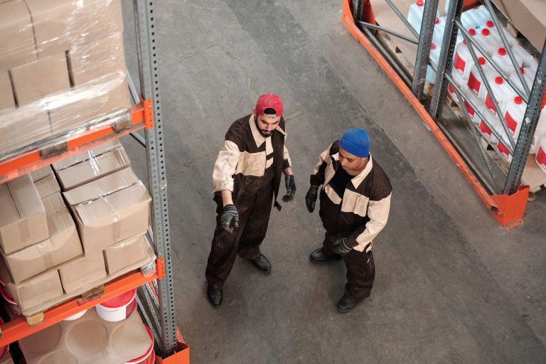 Éveil musculaire au travail : opérateurs en tenue avant la prise de poste