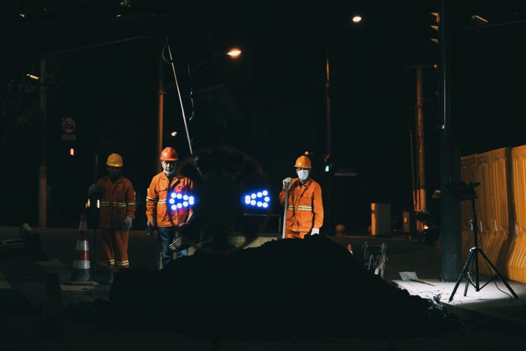 Travail de nuit : salarié en poste dans un entrepôt éclairé