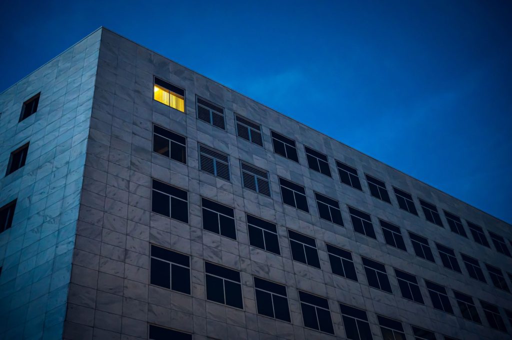 Travail de nuit : bâtiment industriel éclairé en pleine nuit
