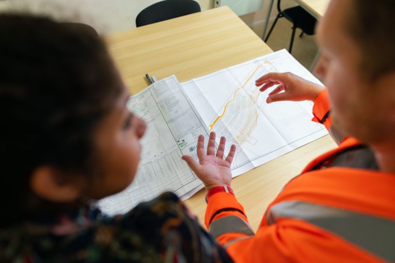 Ingénieur préparant le PAPRIPACT sur un site industriel
