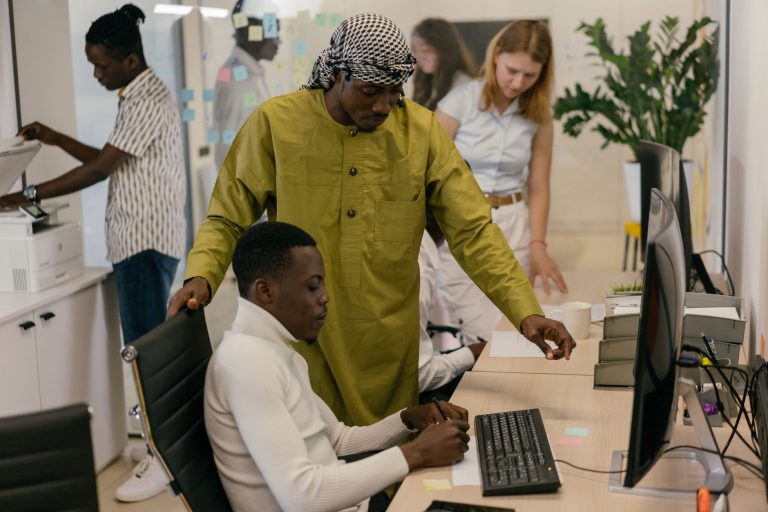 Démarche QVCT : équipe au travail dans un bureau lumineux