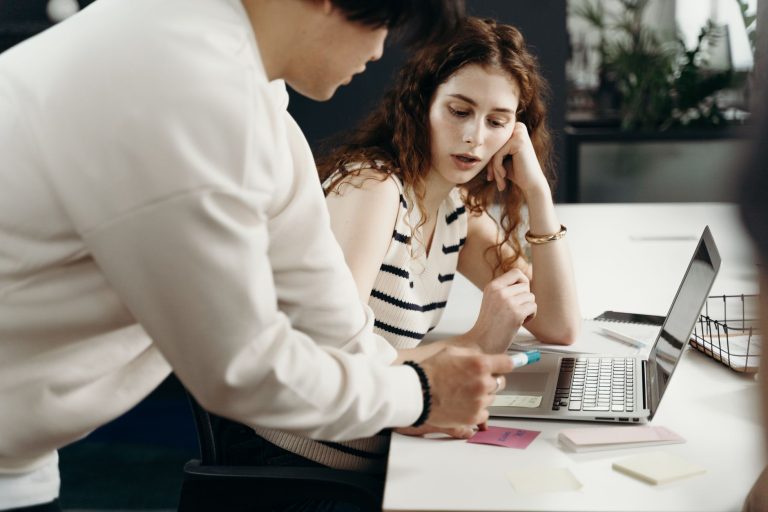 Prévention des RPS : manager écoutant un salarié