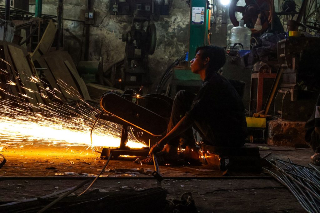 Salarié en poste de nuit dans un environnement industriel