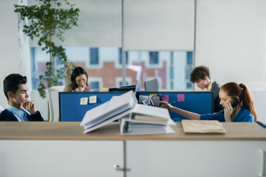 Facteurs de risques psychosociaux : bureau en espace ouvert avec plusieurs salariés au travail