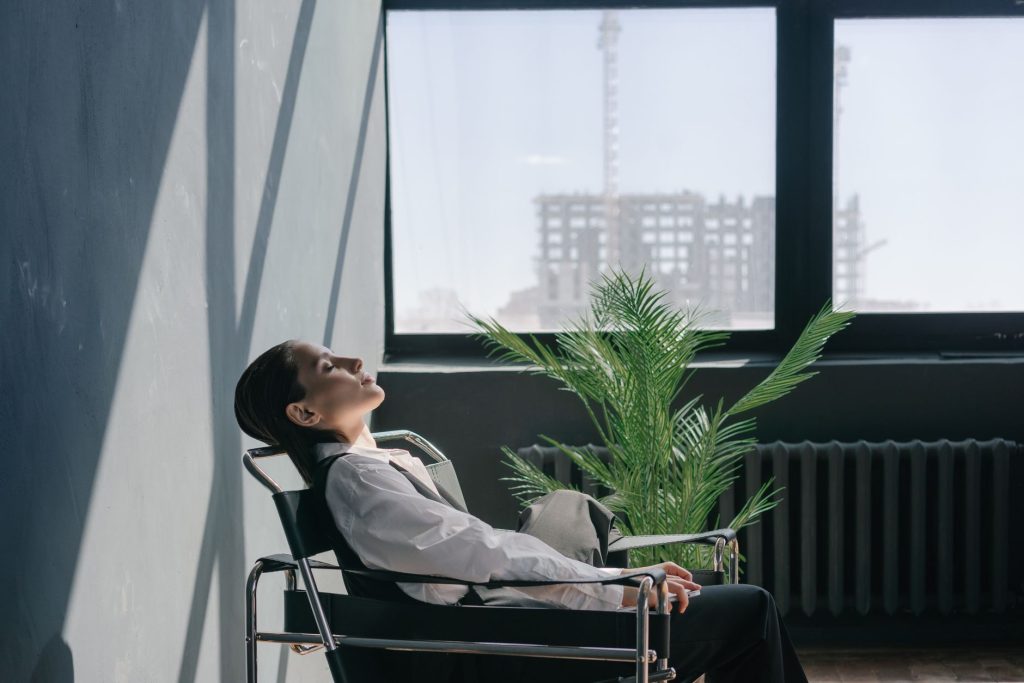 Sophrologie en entreprise : temps de détente assis sur le lieu de travail