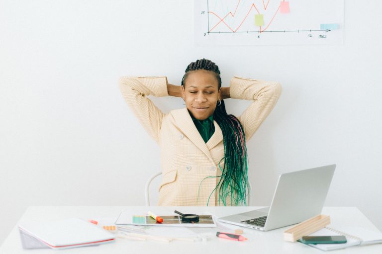 Sophrologie en entreprise : salariée en exercice de respiration à son poste