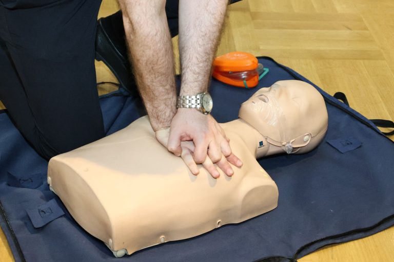 Formation SST : exercice de massage cardiaque sur mannequin