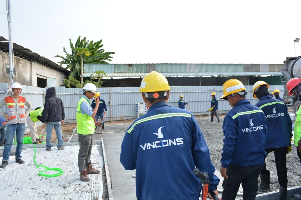 Équipe de chantier équipée de casques sur un site en travaux
