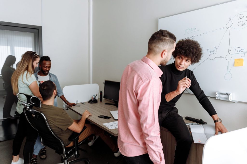 Gestion du stress au travail : échange entre collègues dans un open space