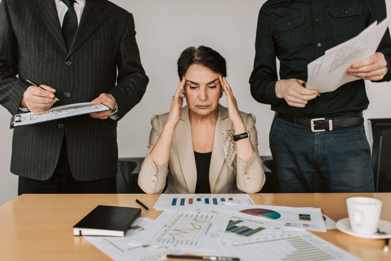 Gestion du stress au travail : salariée sous pression à son bureau