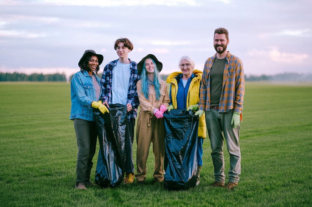 Team building en entreprise : équipe réunie autour d'un chantier solidaire