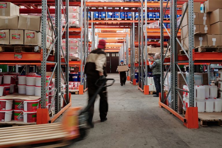 Gestes et postures : manutention d'une charge en entrepot