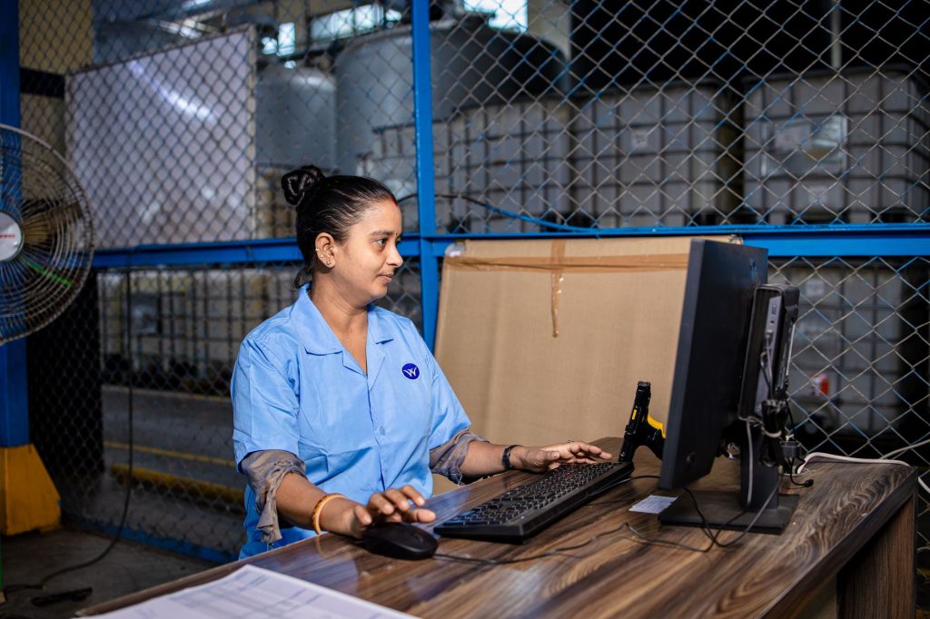 Salarié assis à un poste informatique