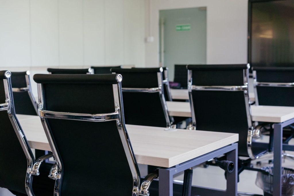 Burn-out au travail : salle vide, absence prolongée dans une équipe