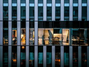 Burn-out au travail : bâtiment de bureaux, l'organisation avant les personnes