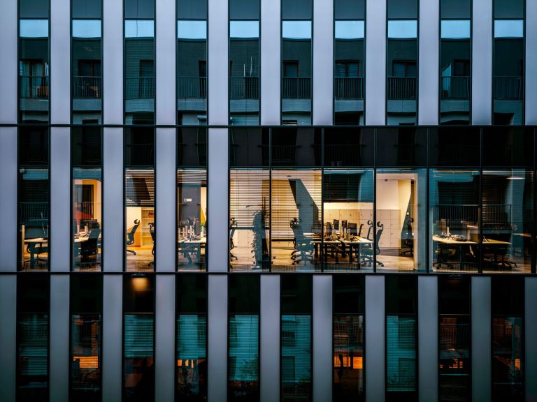 Burn-out au travail : bâtiment de bureaux, l'organisation avant les personnes