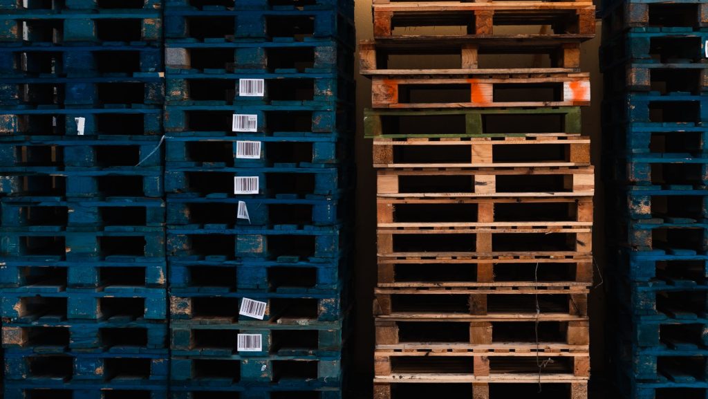 CACES R489 : des palettes gerbées en hauteur dans un entrepôt, le quotidien des catégories 1B, 5 et 6