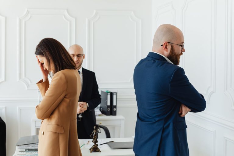 Gestion des conflits en entreprise : tension entre deux collègues