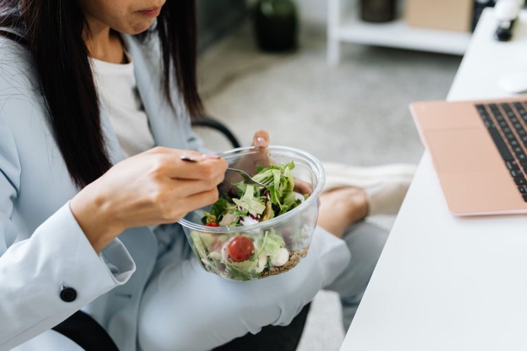 Diététique en entreprise : repas pris dans un espace dédié