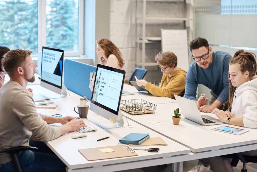DUERP bureaux : salariés en open space devant leurs écrans