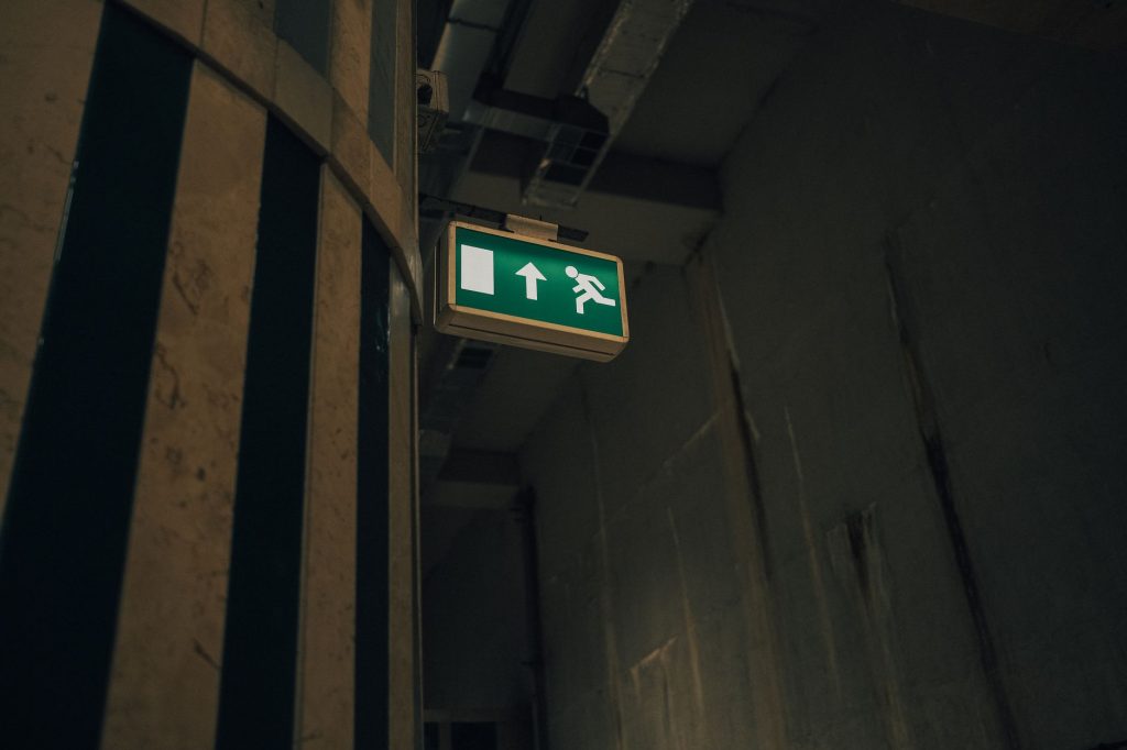 DUERP bureaux : signalisation d'issue de secours dans un immeuble tertiaire