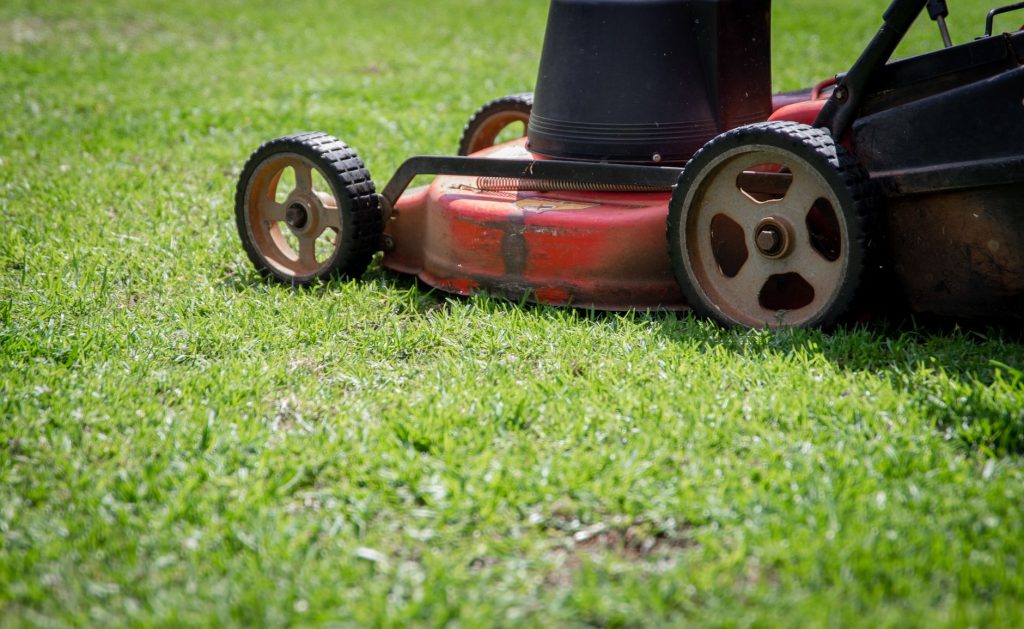 DUERP collectivité : tondeuse en action dans les espaces verts d'une commune