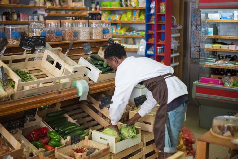 DUERP commerce : mise en rayon dans un point de vente