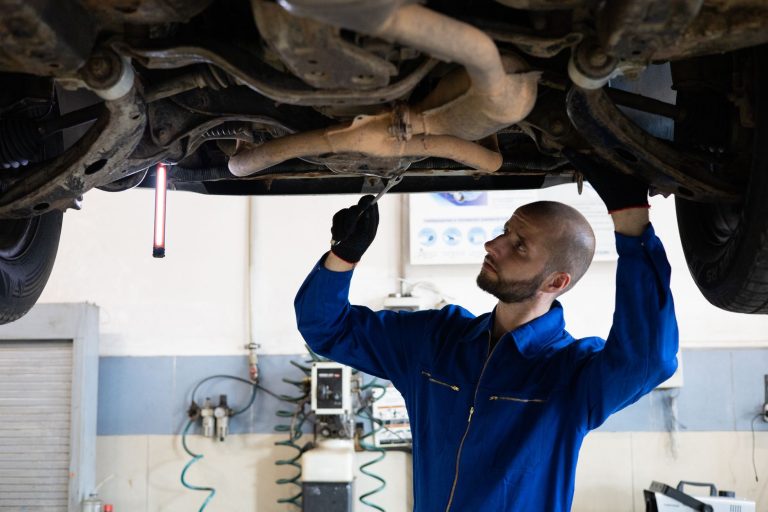 DUERP garage : mécanicien intervenant sous un véhicule à l'atelier