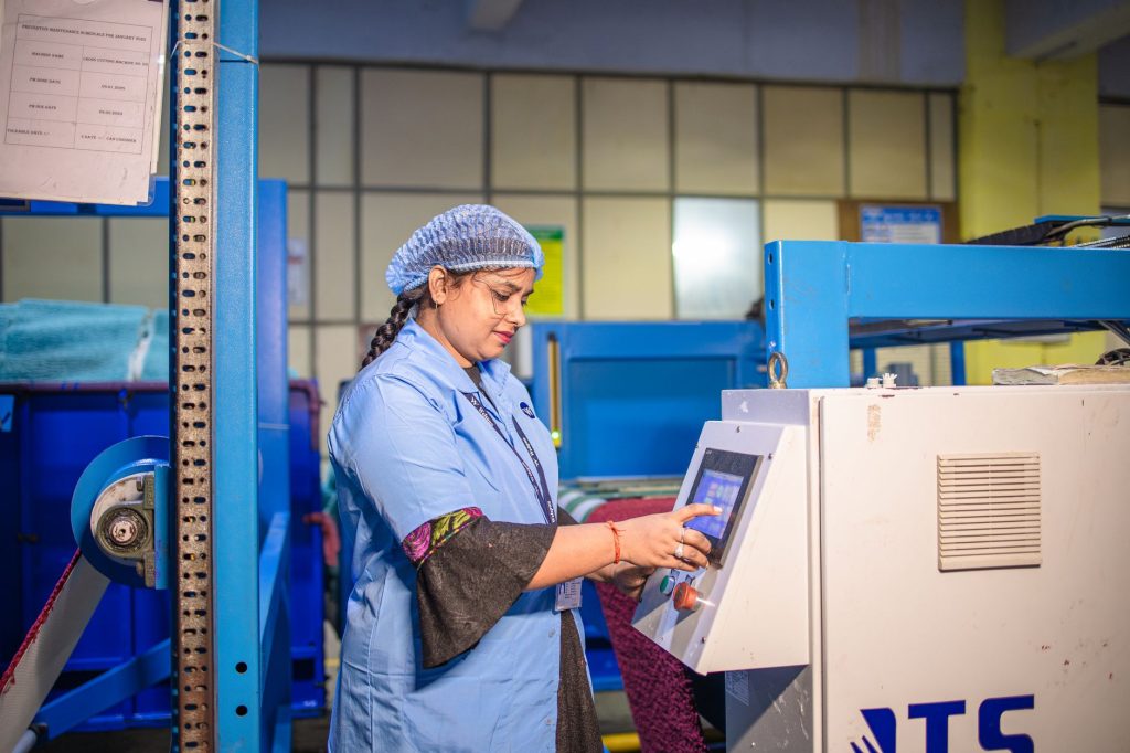 DUERP industrie : opératrice à son poste sur une machine