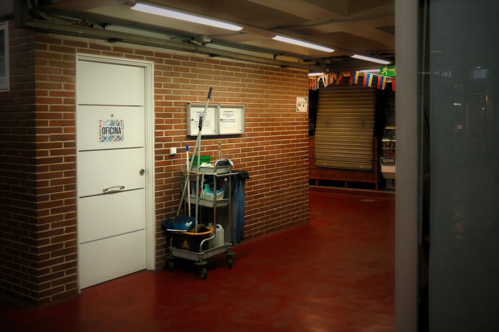 DUERP propreté : matériel de nettoyage dans un couloir d'immeuble