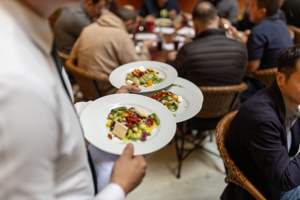 DUERP en restauration : service en salle avec port de charges