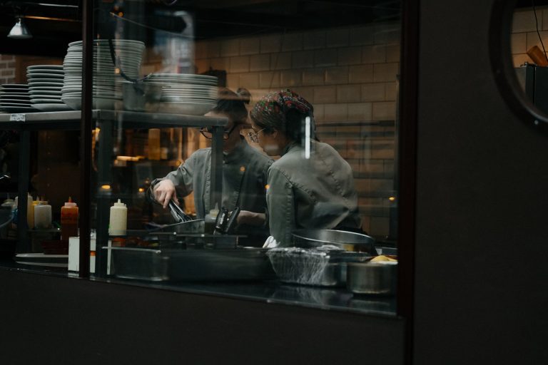 DUERP en restauration : cuisiniers en service dans une cuisine professionnelle
