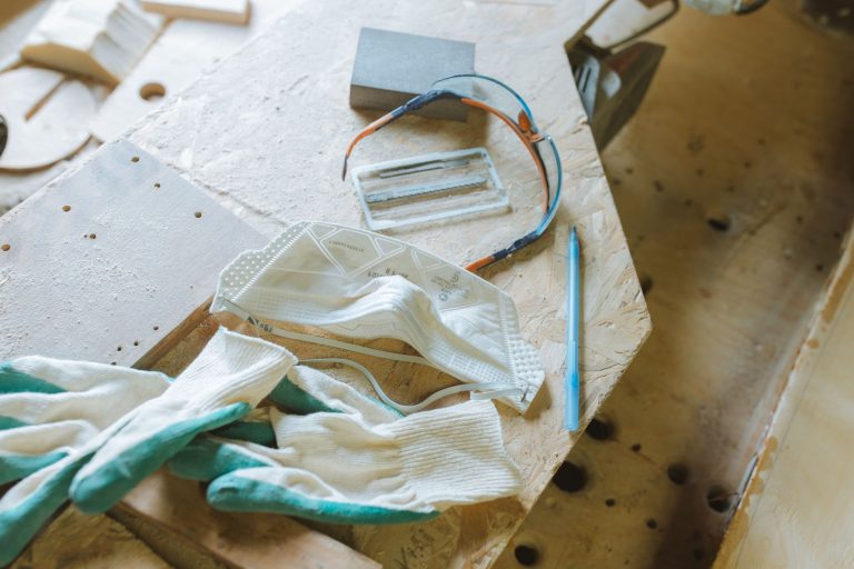EPI : casque, gants et lunettes de protection sur un poste de travail