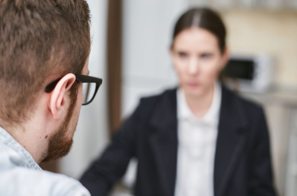 Harcèlement moral au travail : un entretien en tête-à-tête entre un salarié et un responsable, première étape de l'enquête interne
