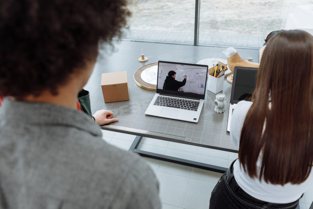 Management hybride : réunion mêlant présentiel et distanciel