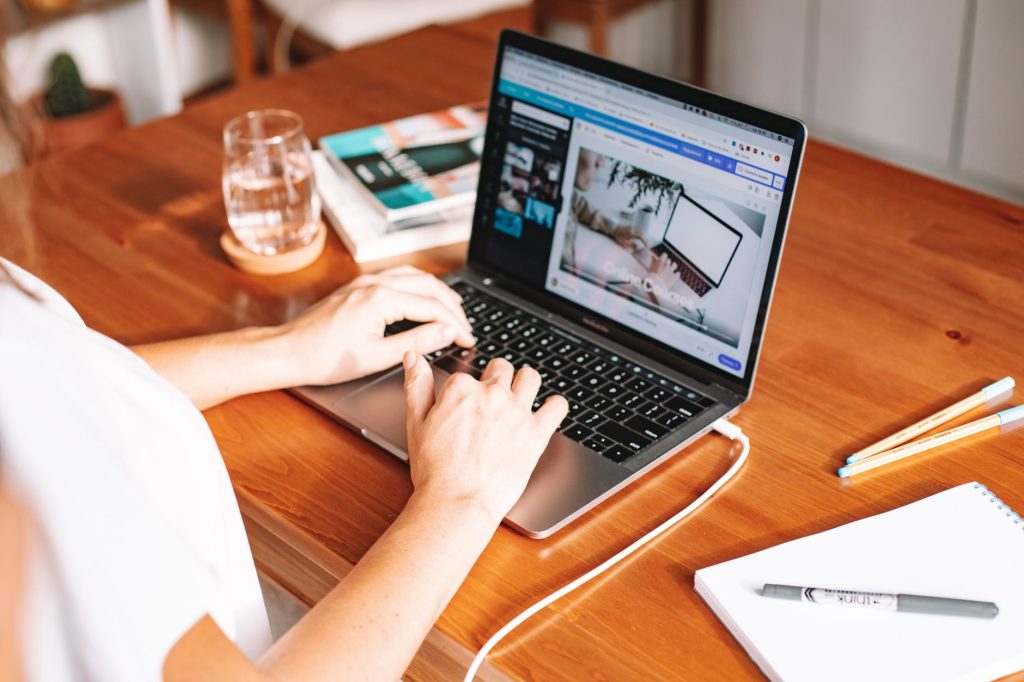 Management hybride : poste de télétravail installé au domicile
