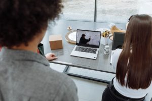Management hybride : réunion mêlant présentiel et distanciel