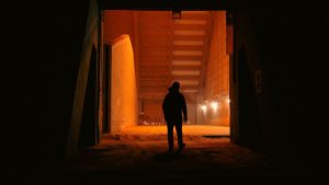 Travail isolé : salarié seul dans un environnement industriel