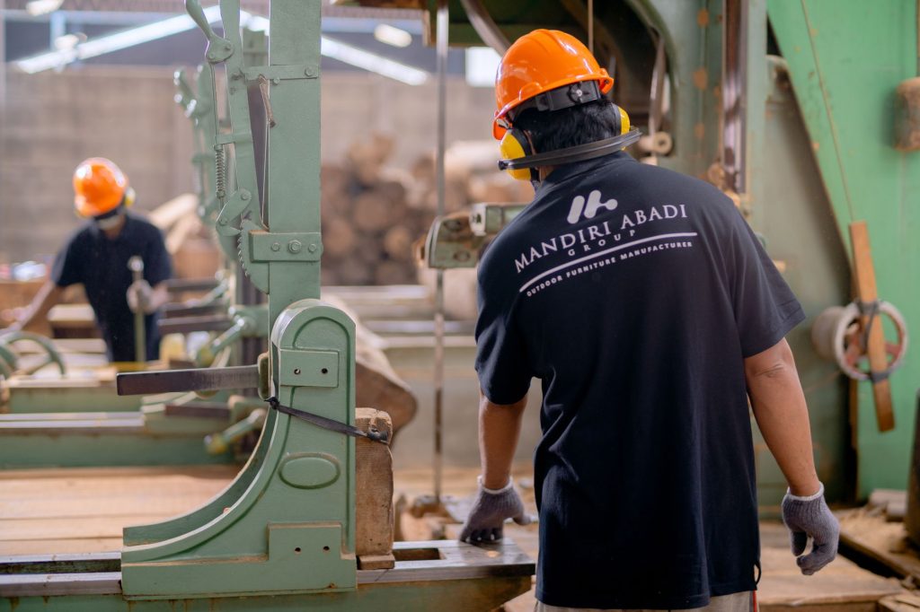 Kinésithérapie en entreprise : analyse du geste sur un poste de travail
