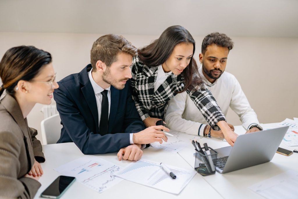Leadership bienveillant : travail en binôme dans une équipe